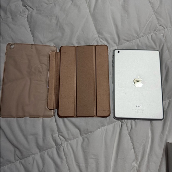 First generation Apple iPad Mini
Model: ipad md531ll/a
Cracked screen. - Picture 4 of 8